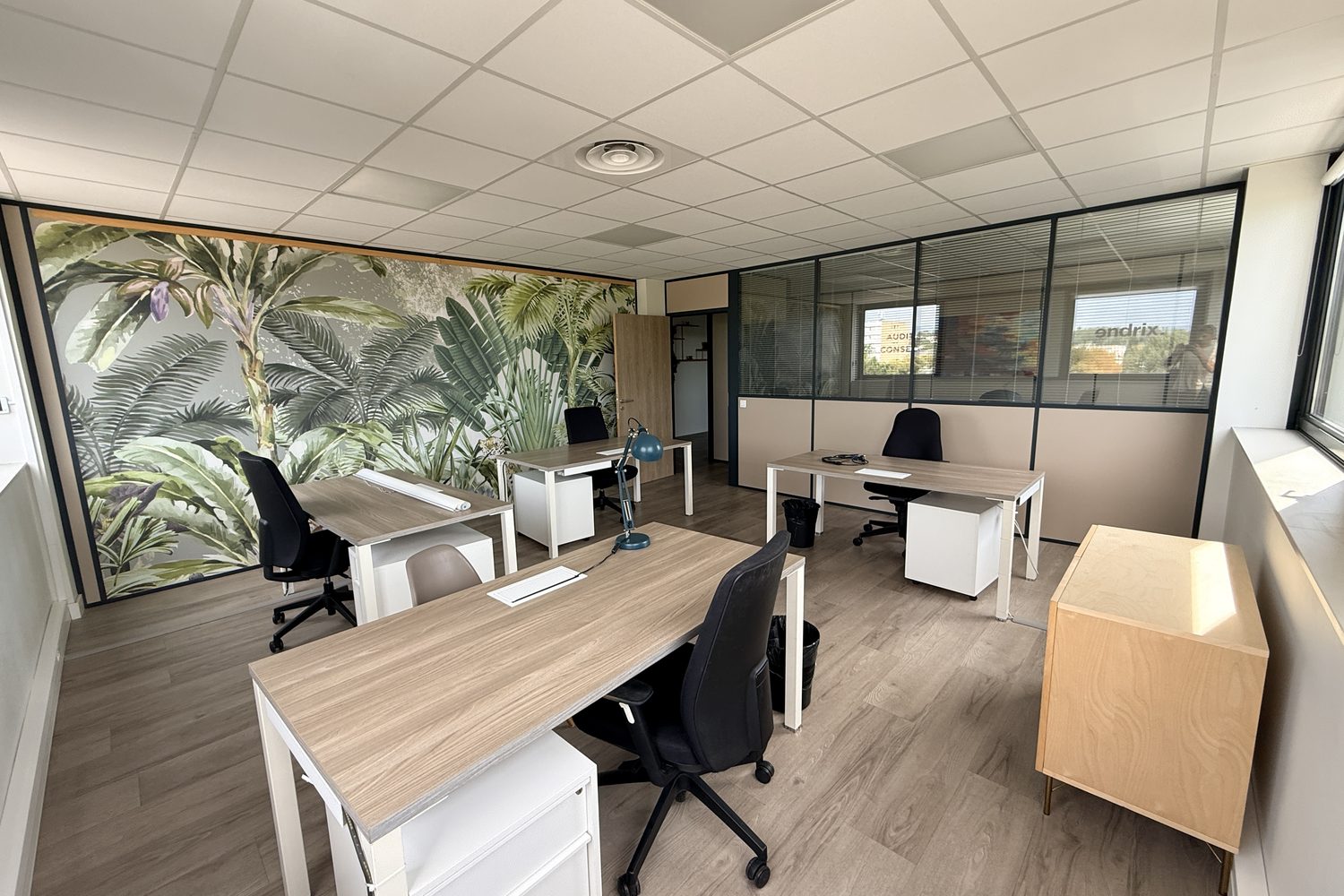 Espace A : le bureau privatif de 28,45 m², meublé, quatre postes de travail.