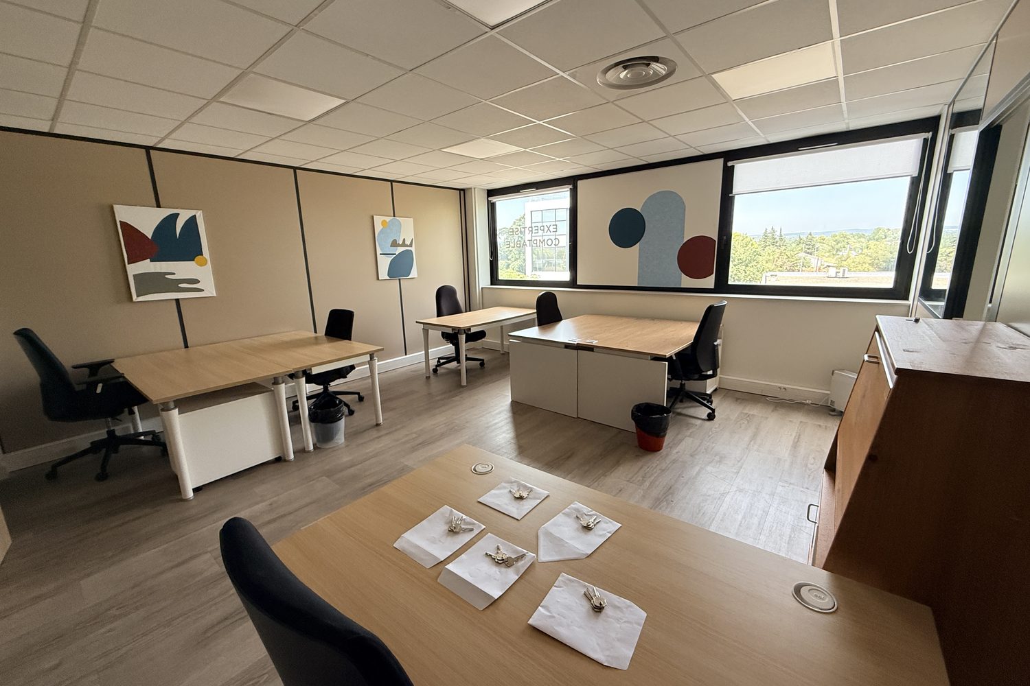 Espace B : l'open space de 27,20 m², meublé, jusqu'à six postes de travail.