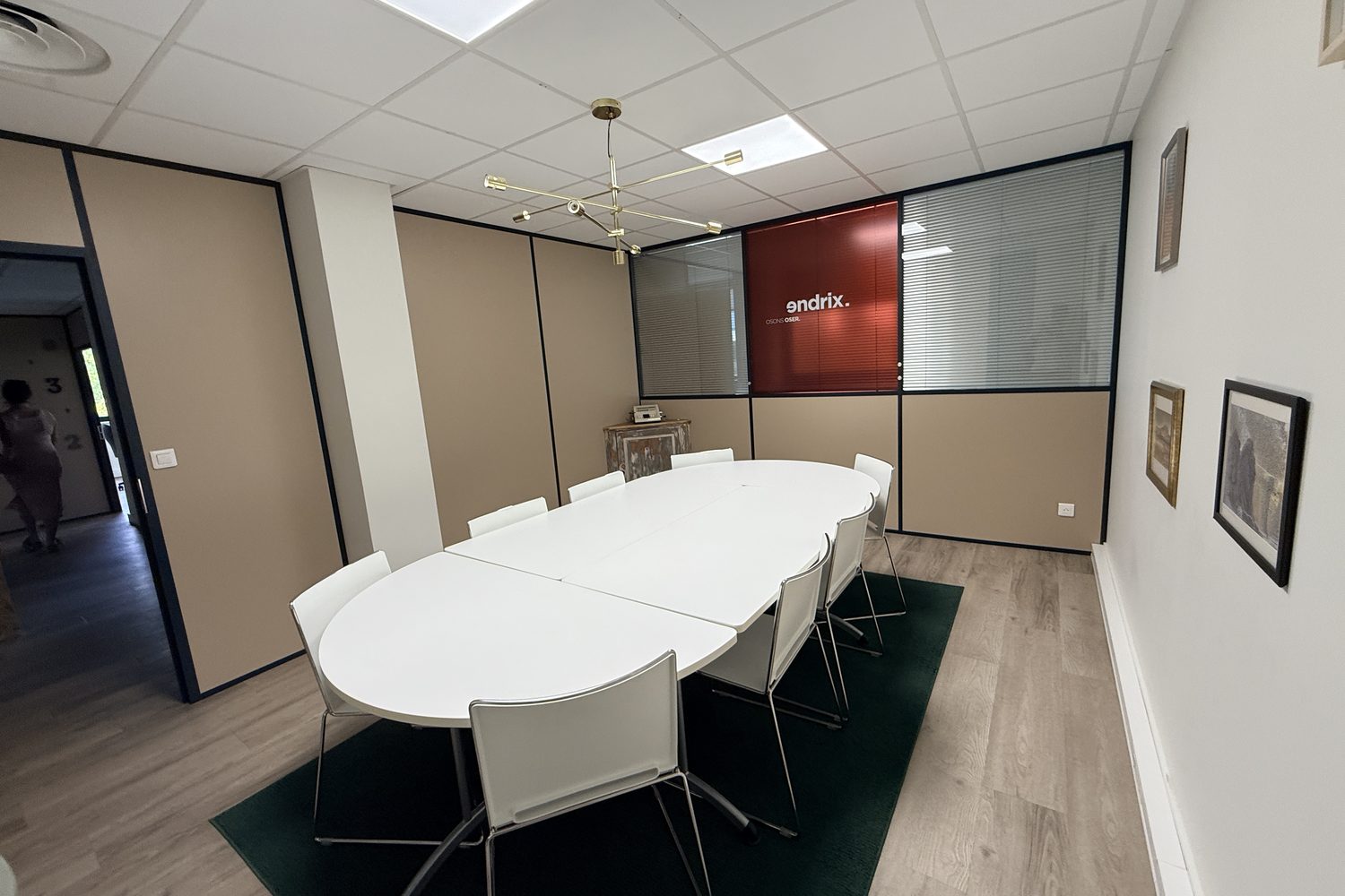 La salle de réunion de 16,86 m², table ovale et huit places assises.