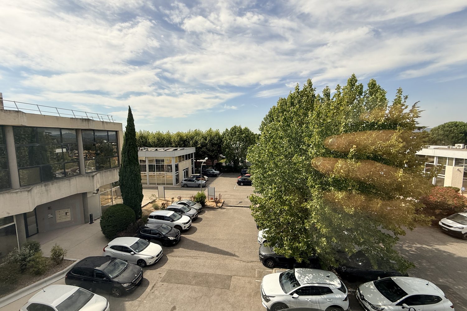 La vue depuis les bureaux sur le pôle d'activités des Milles.